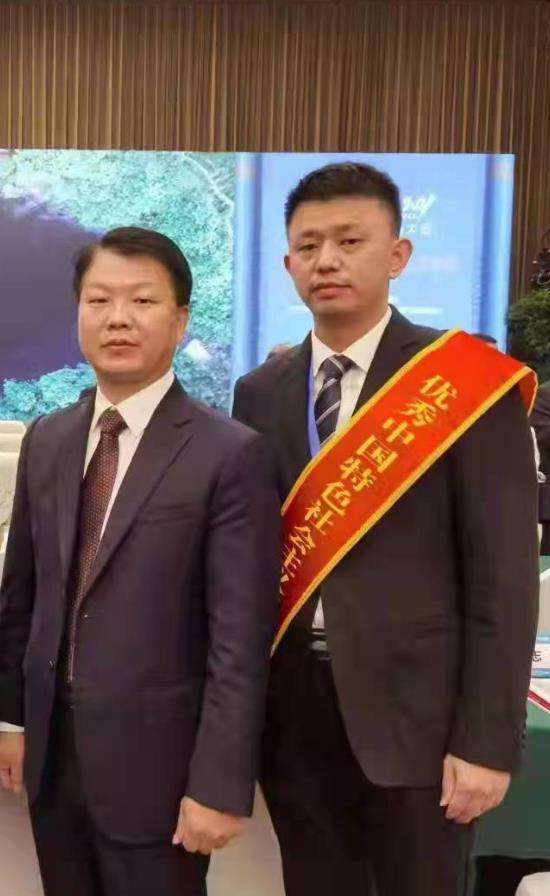 企业负责人被授予“湖北省优秀中国特色社会主义事业建设者”与市委书记向斌合影